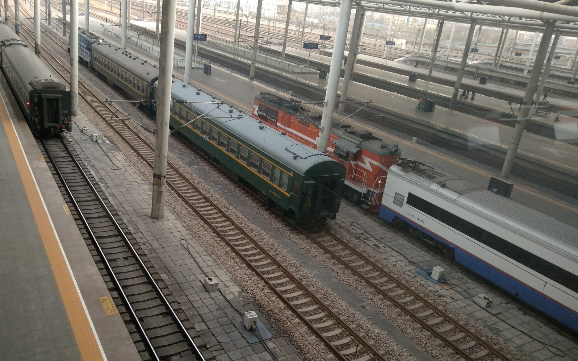 拍火车原色yz25b轨检wx25ty512进站