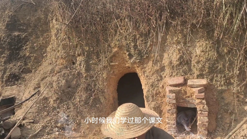 第一次看见传统烧炭过程，让我想起了课文中的《卖炭翁》