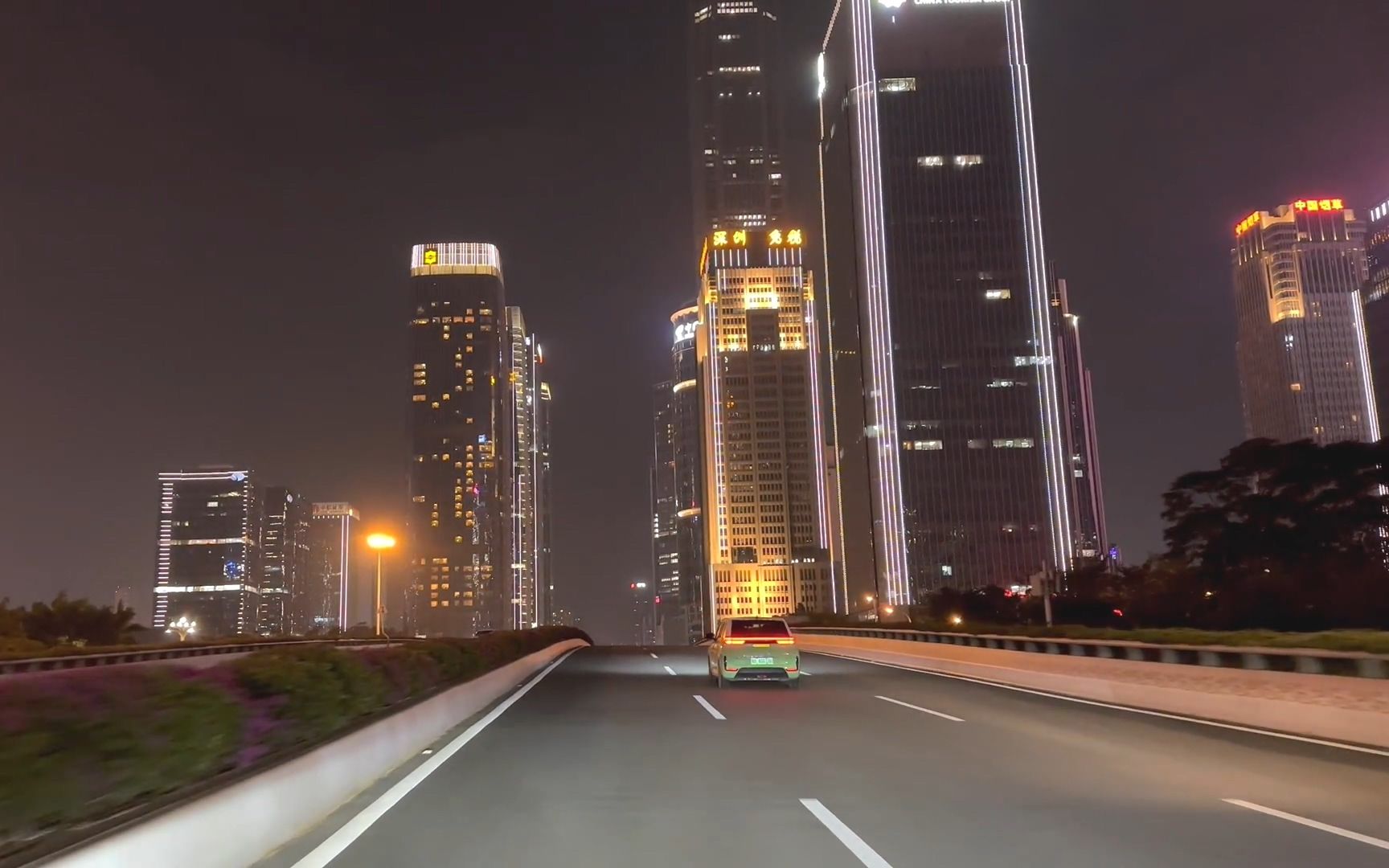 夜晚行驶在深圳城市街道 摩天大楼夜景灯光