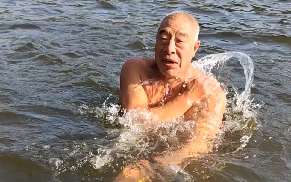 沈阳75岁冬泳大爷:"70多岁现在算中年人了,干啥都行!