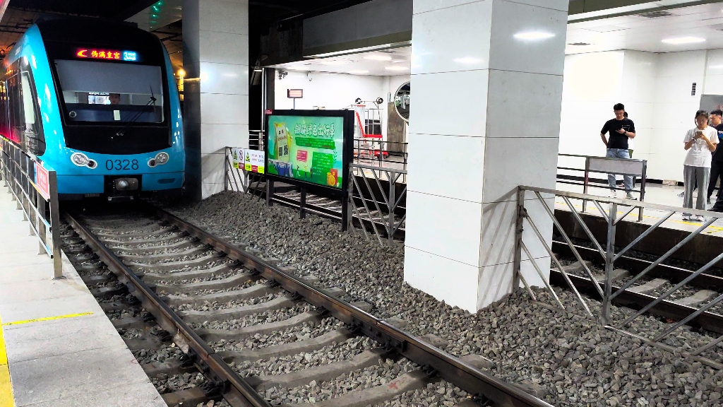 长春轻轨3号线列车进站视频