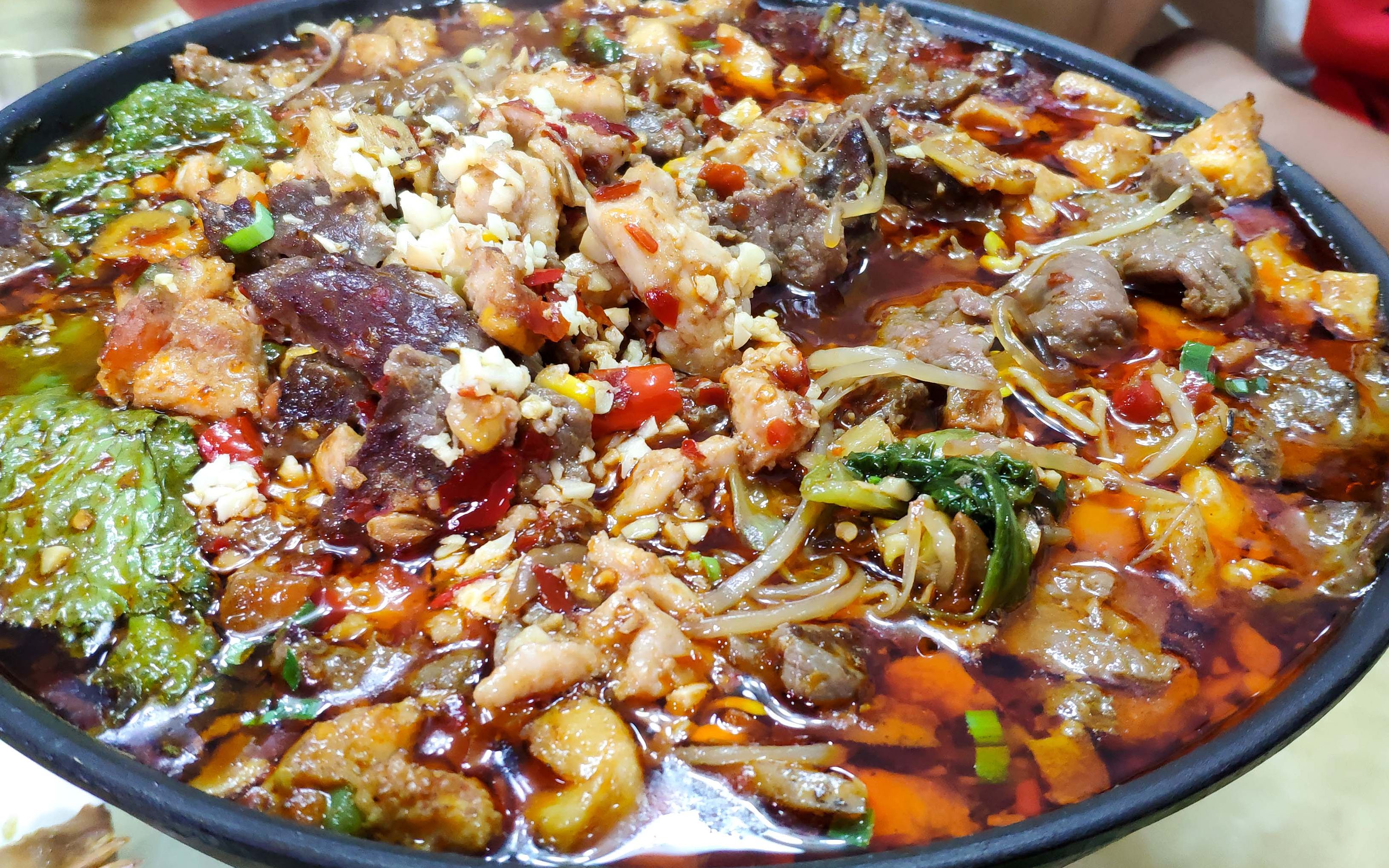 老刘做水煮大杂烩,满满一锅边烧边吃,和朋友吃肉喝酒,过瘾!