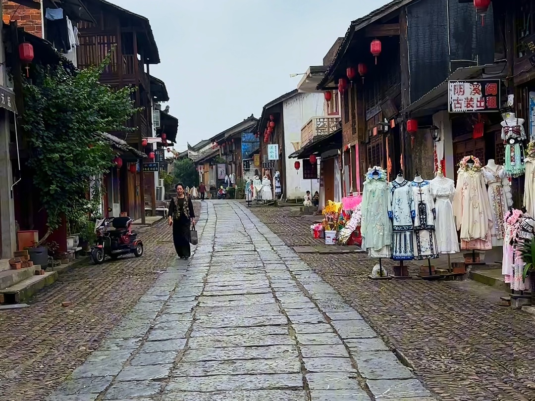 零陵古城,亦称永州古城,始建于公元前124年,白天比较冷清,晚上则热闹非凡,灯光也很漂亮.#零陵古城哔哩哔哩bilibili