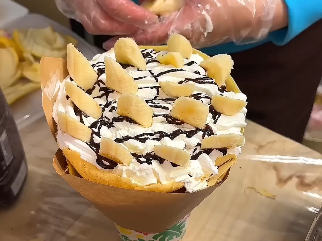 用1公斤奶油制成的超大可丽饼 !