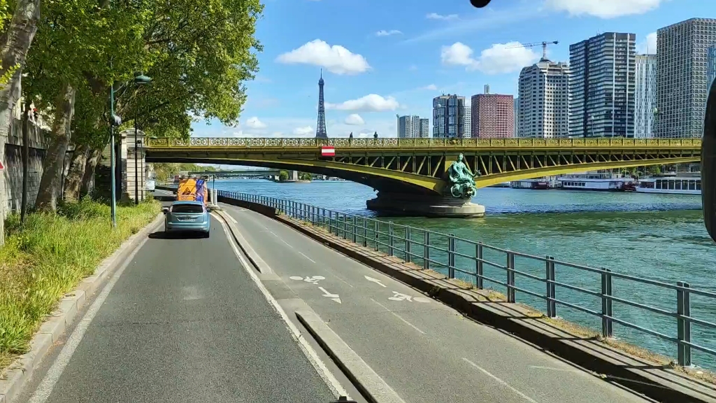 塞纳河畔看艾菲尔铁塔