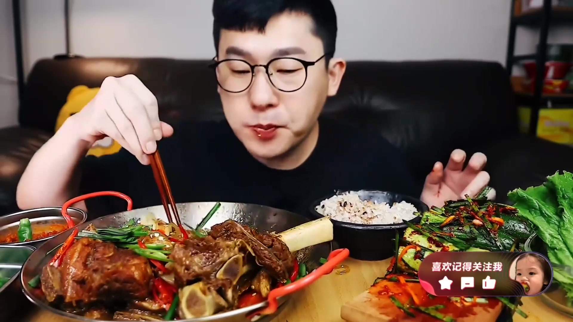 美食博主眼镜哥的吃货之旅 菌菇酱大骨 拿着直接啃 腌黄瓜也很赞