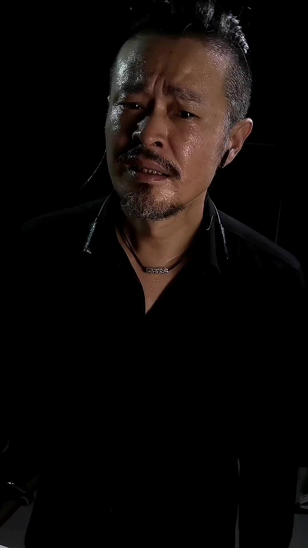 谁能看清楚我心里有多苦谁在乎明天我身在何处忧郁的眼神说不出的