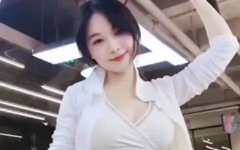健身的美女小姐姐