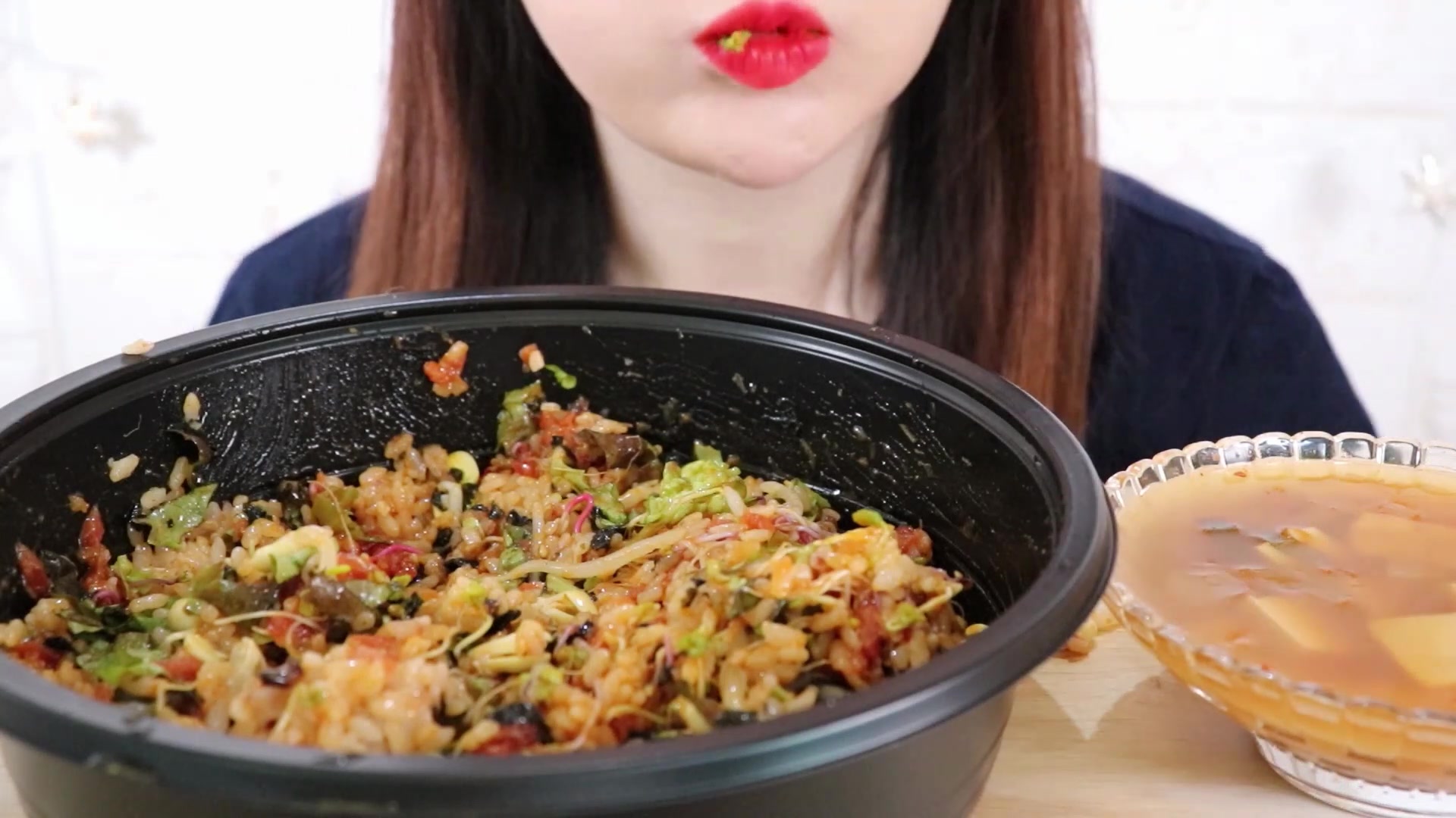 【jisoo】小姐姐吃韩国生牛肉鞑靼拌饭,咀嚼音食音_哔哩哔哩 (゜-゜)