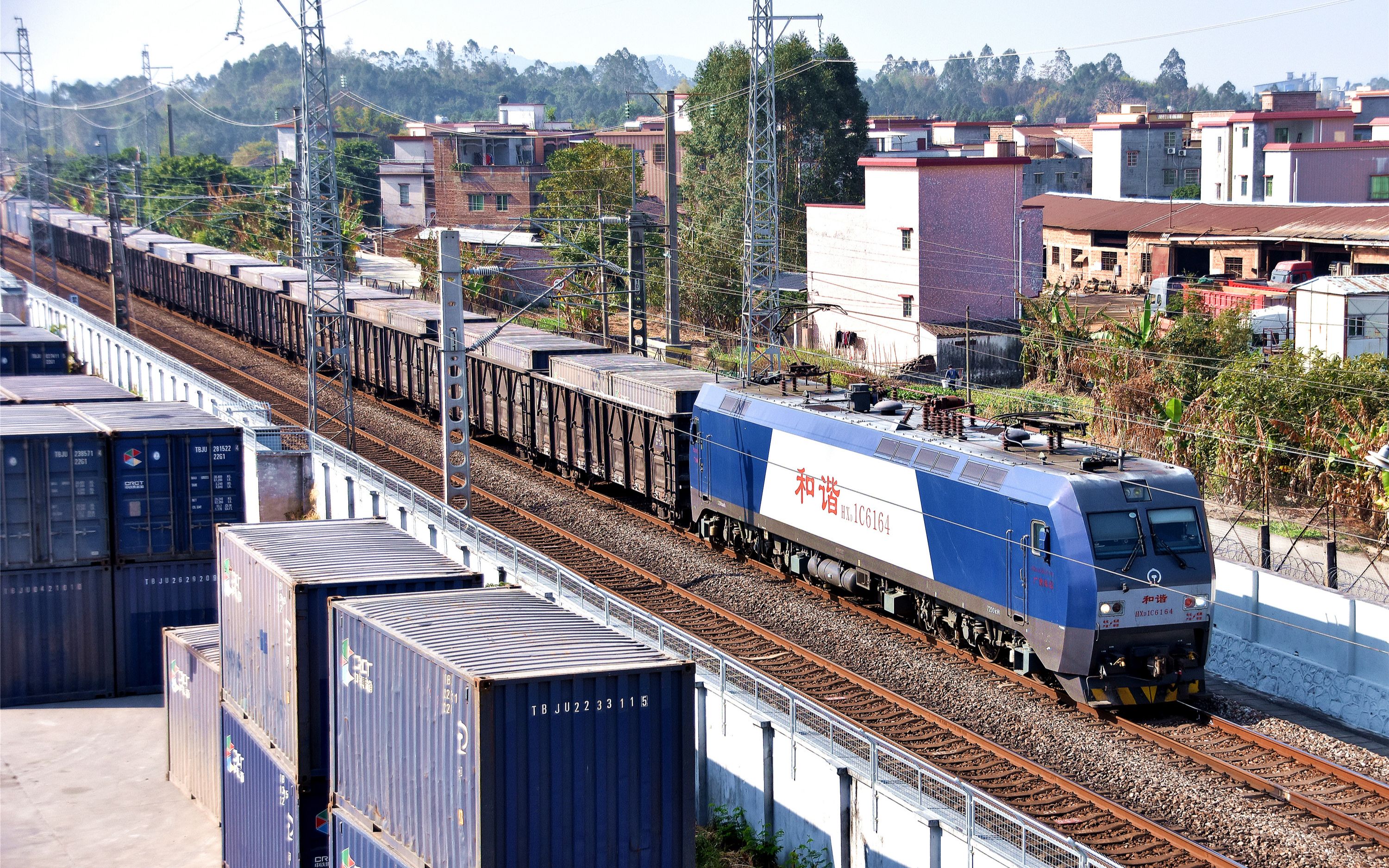 京广线:货运列车86984上行通过源潭货场