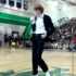 17岁小帅哥Brett Nichols在学校的才艺表演上大秀MJ舞步，轰动全校