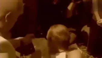 普京：普京掰手腕，网友：这不“欺负”美女么