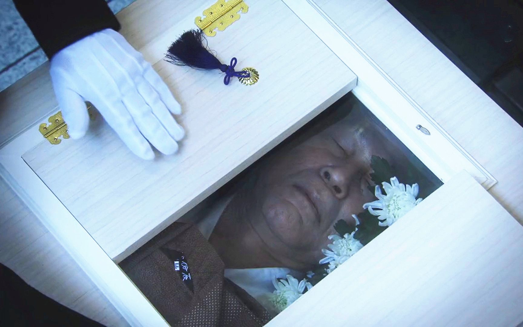 父亲去世经历4次火化,每一次都无法燃烧,家人集体崩溃