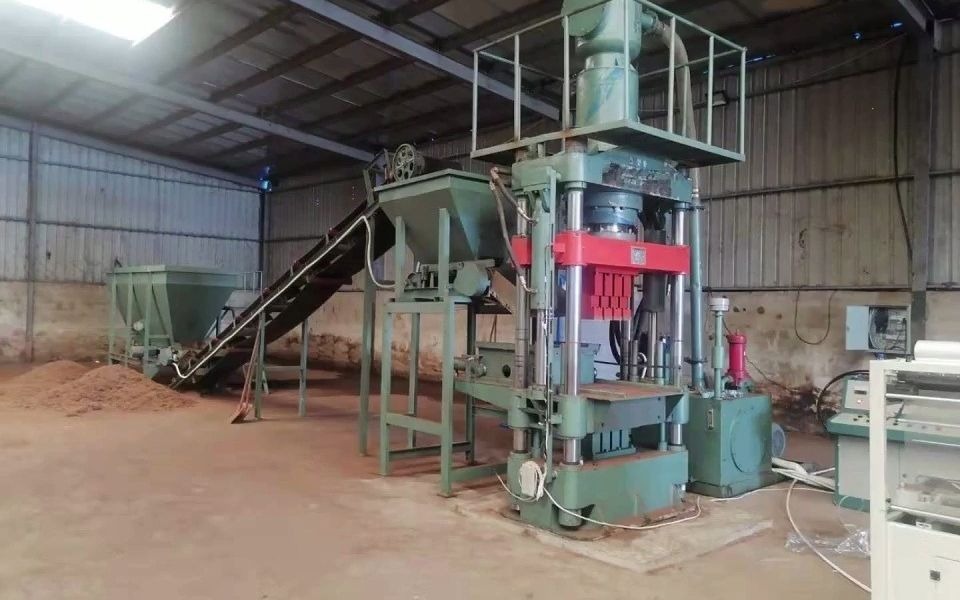 400吨全自动椰糠砖压块机650g椰砖生产设备