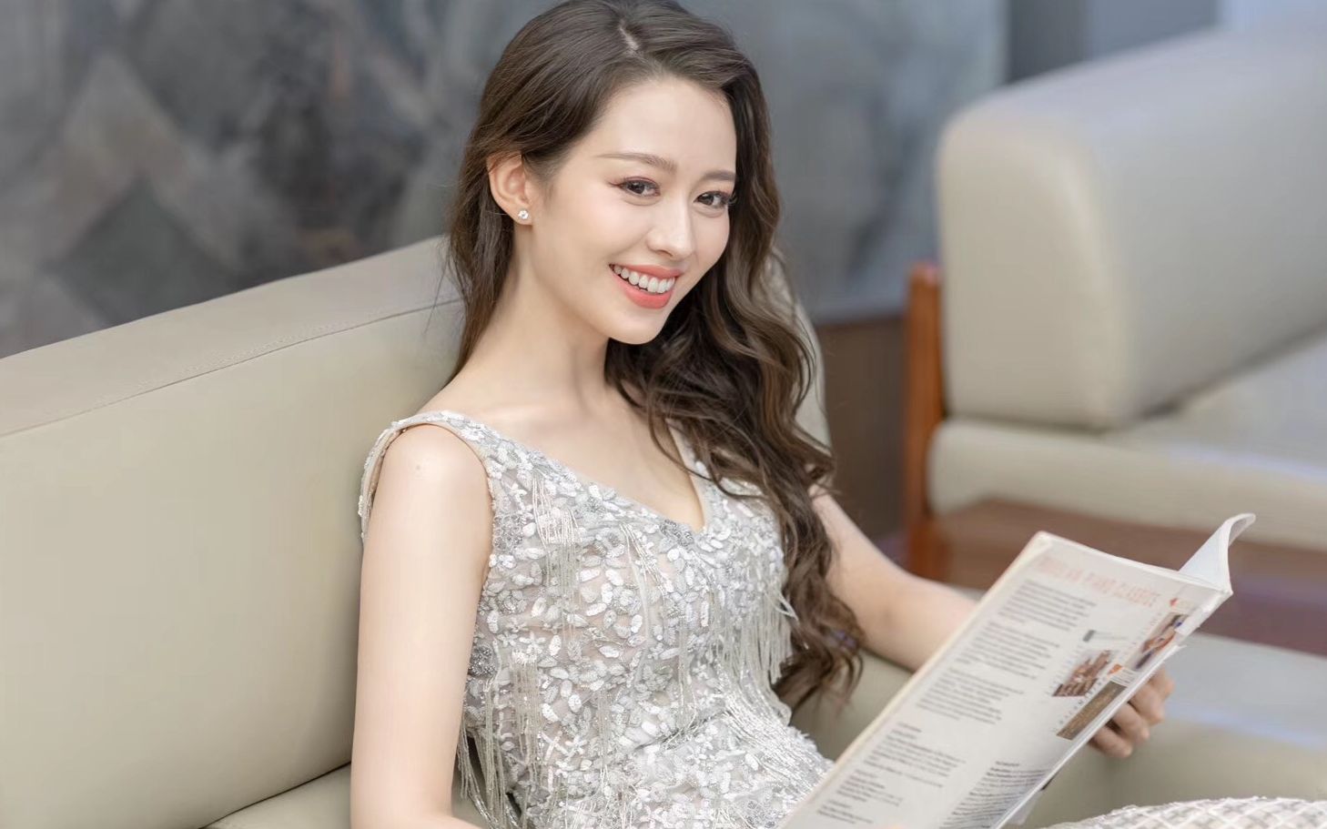 【八卦你我他】郎朗陪娇妻试旗袍_吉娜傲人身材曝光腰臀比惊人