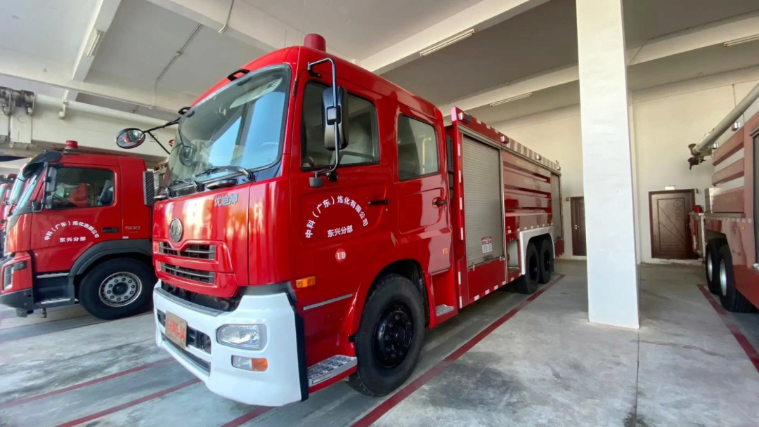 四川森田优迪狮泡沫消防车