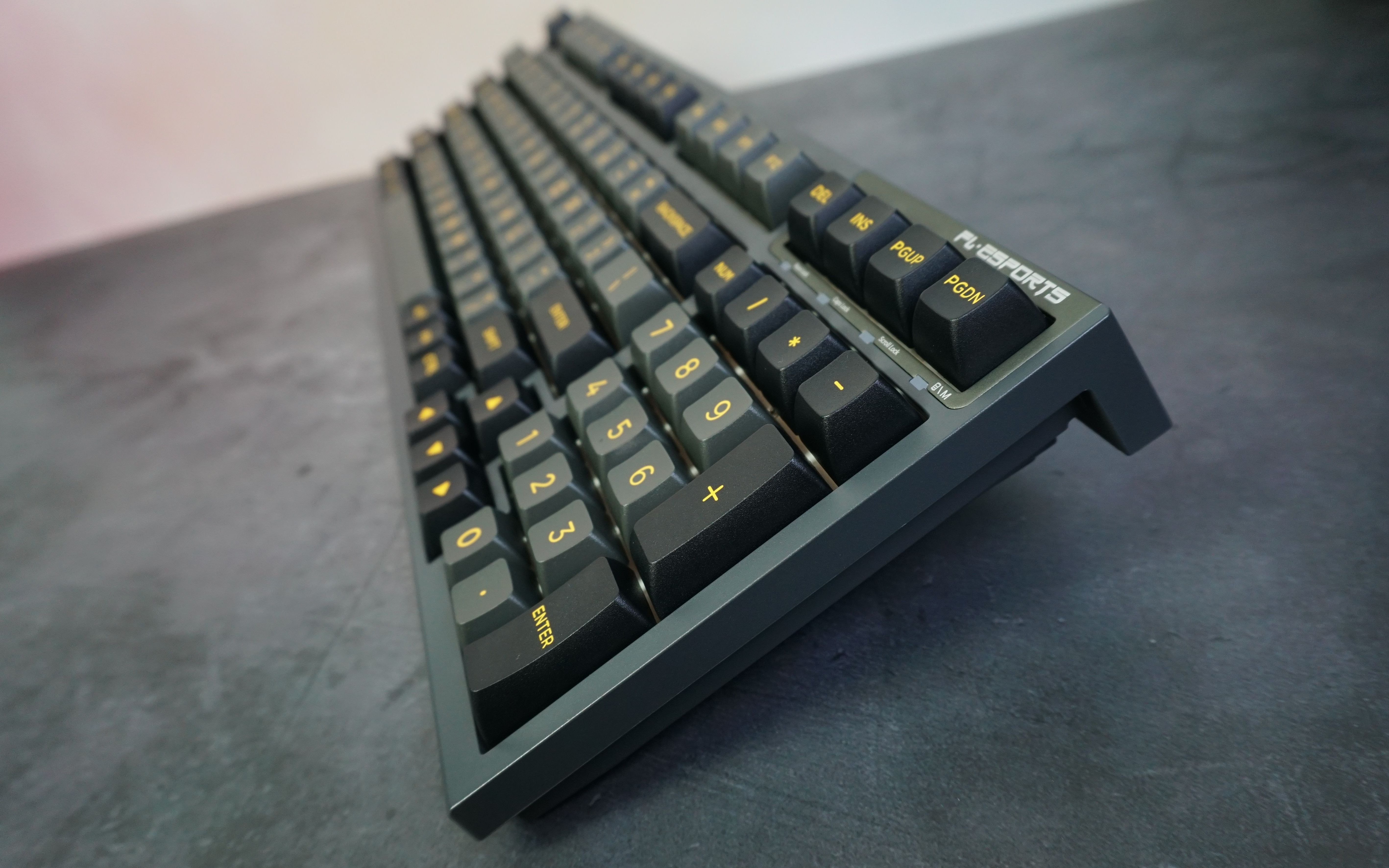 五边形战士:腹灵980机械键盘拆解测评