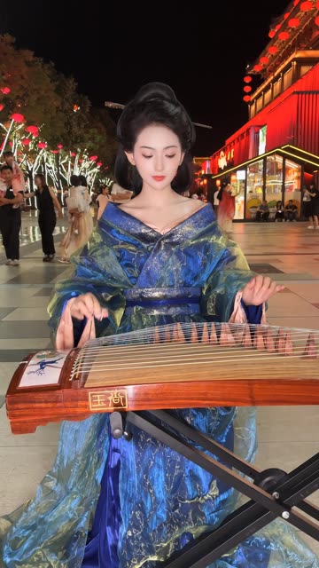 古筝曲《左手指月》送给大家,今天的古装造型和以前完全不一样,我还有