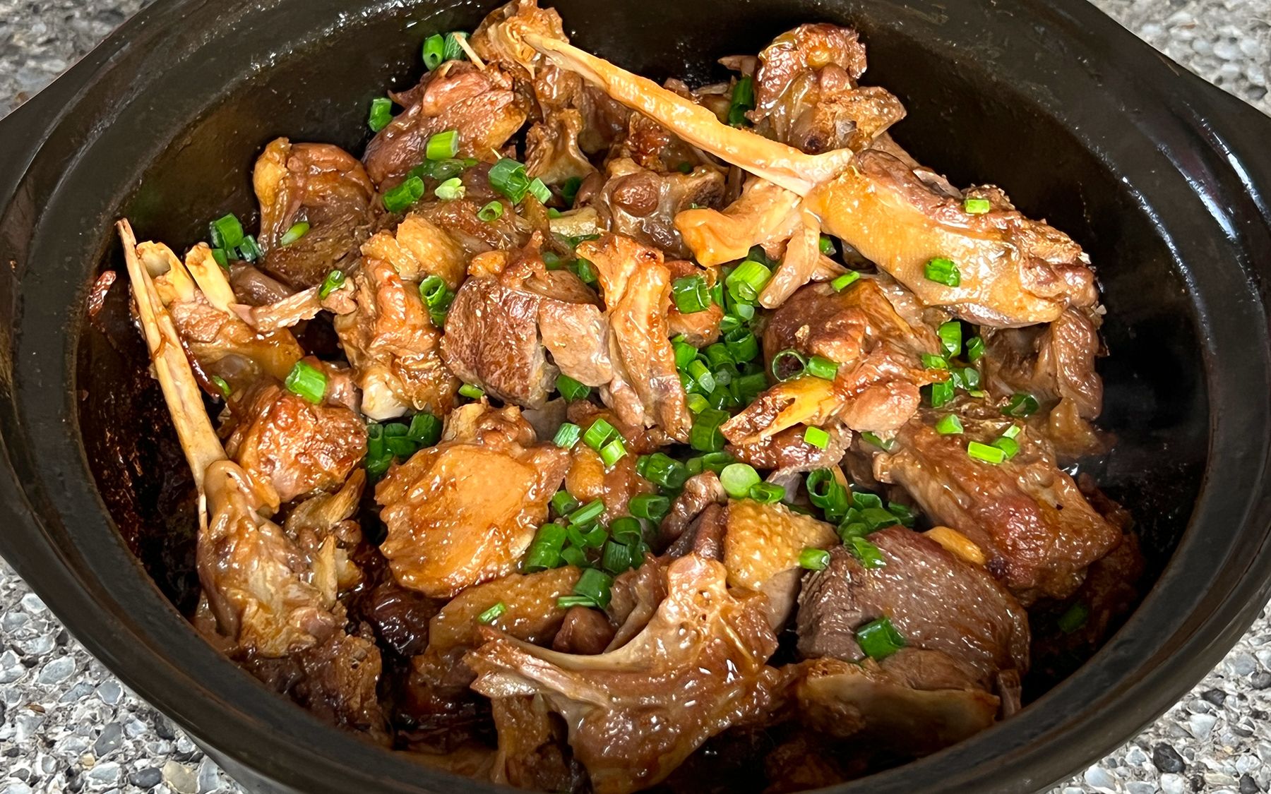 客家鹿茸菇焖鸭，让人吃一次就爱上的下饭菜，喷香入味越吃越想吃 - 哔哩哔哩