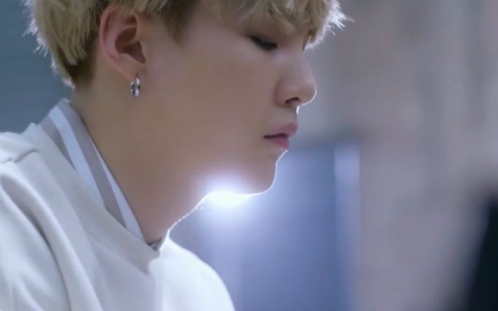 [图]【WONDERLAND中字】SUGA - FIRST LOVE