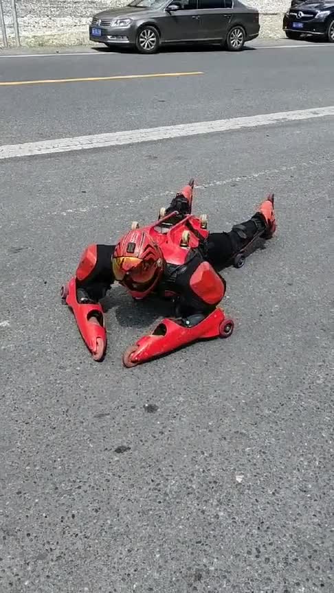 成龙电影里的轮滑服,小哥拿到手后,趴在地上不会玩!