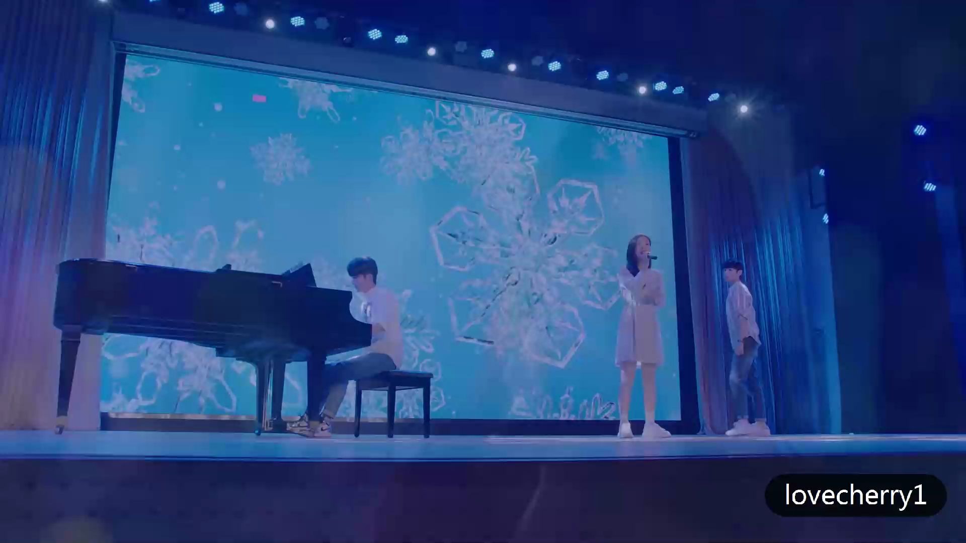 [图]【绝美小甜剧❤️❤️】铁三角表演《冰天雪地》！