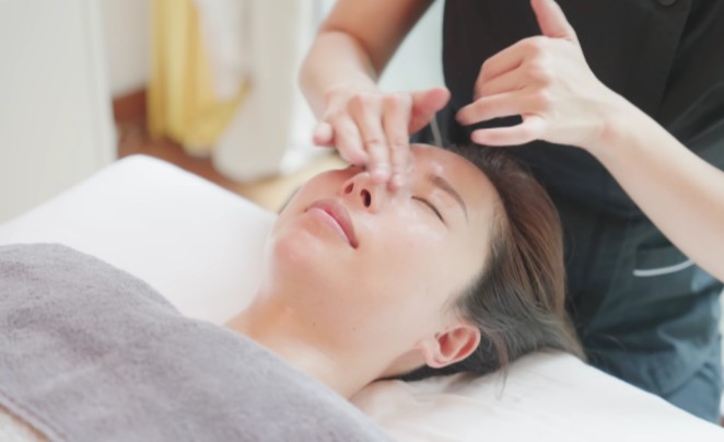 闷热的日子里来到郊外美容中心享受面部保养和全身按摩放松,舒服到