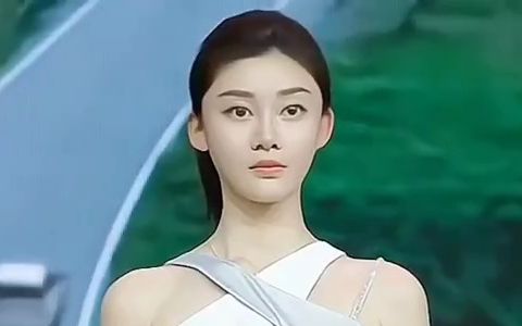 模特张芮尔走秀