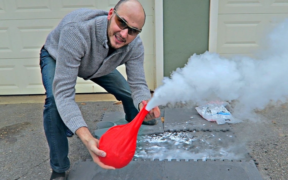 熊叔实验室把干冰放进大气球里会发生什么conandiy