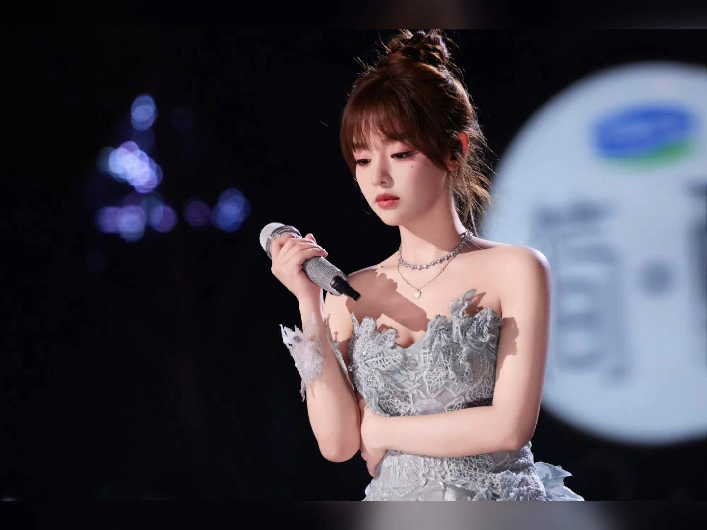 美女歌手现场演唱《happy》