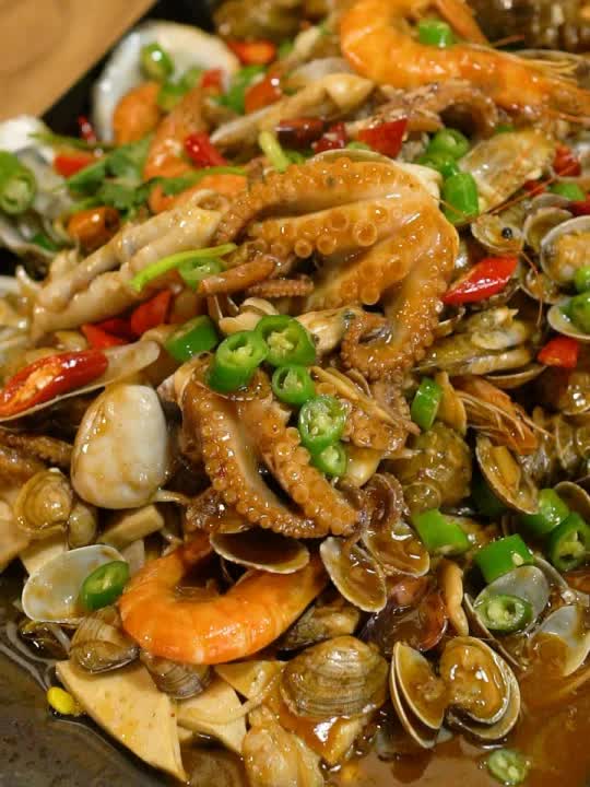 青岛特色麻辣小海鲜,来一铲子