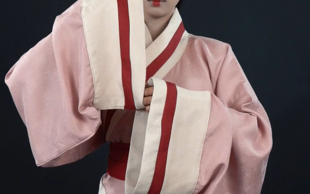 发如骑马坠落之态,故又名 堕马髻