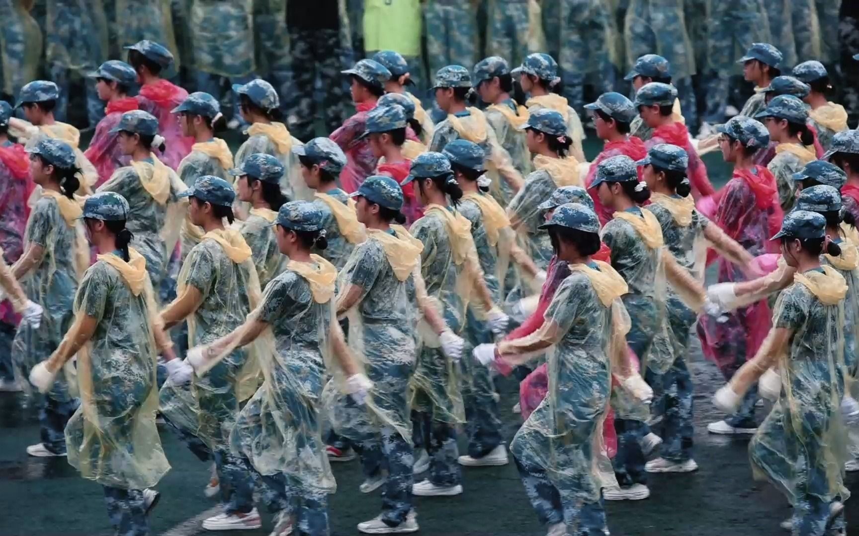 漫天大雨也阻止不了老河口一中 学子们的军训.