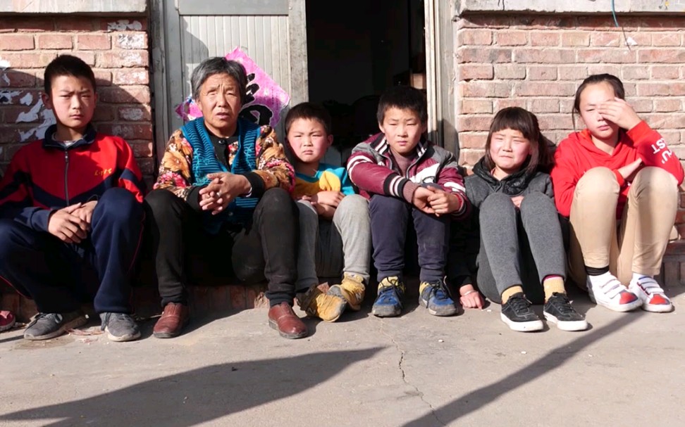 剩下一老五小,奶奶多种疾b缠身,她不知道还能陪孩子们多久.