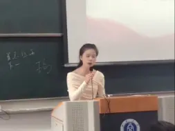 Video herunterladen: 一个优秀的女生在竞选班干部时的演讲