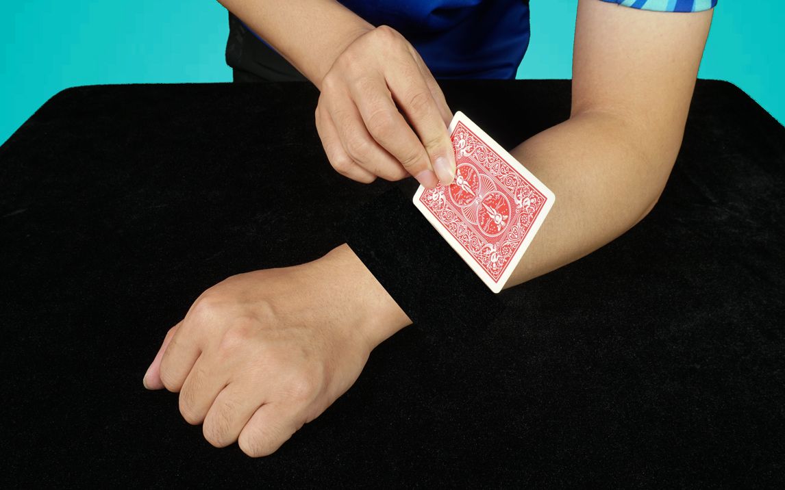 10个错觉小魔术之一!扑克牌瞬间切进胳膊,学会赶快试一试