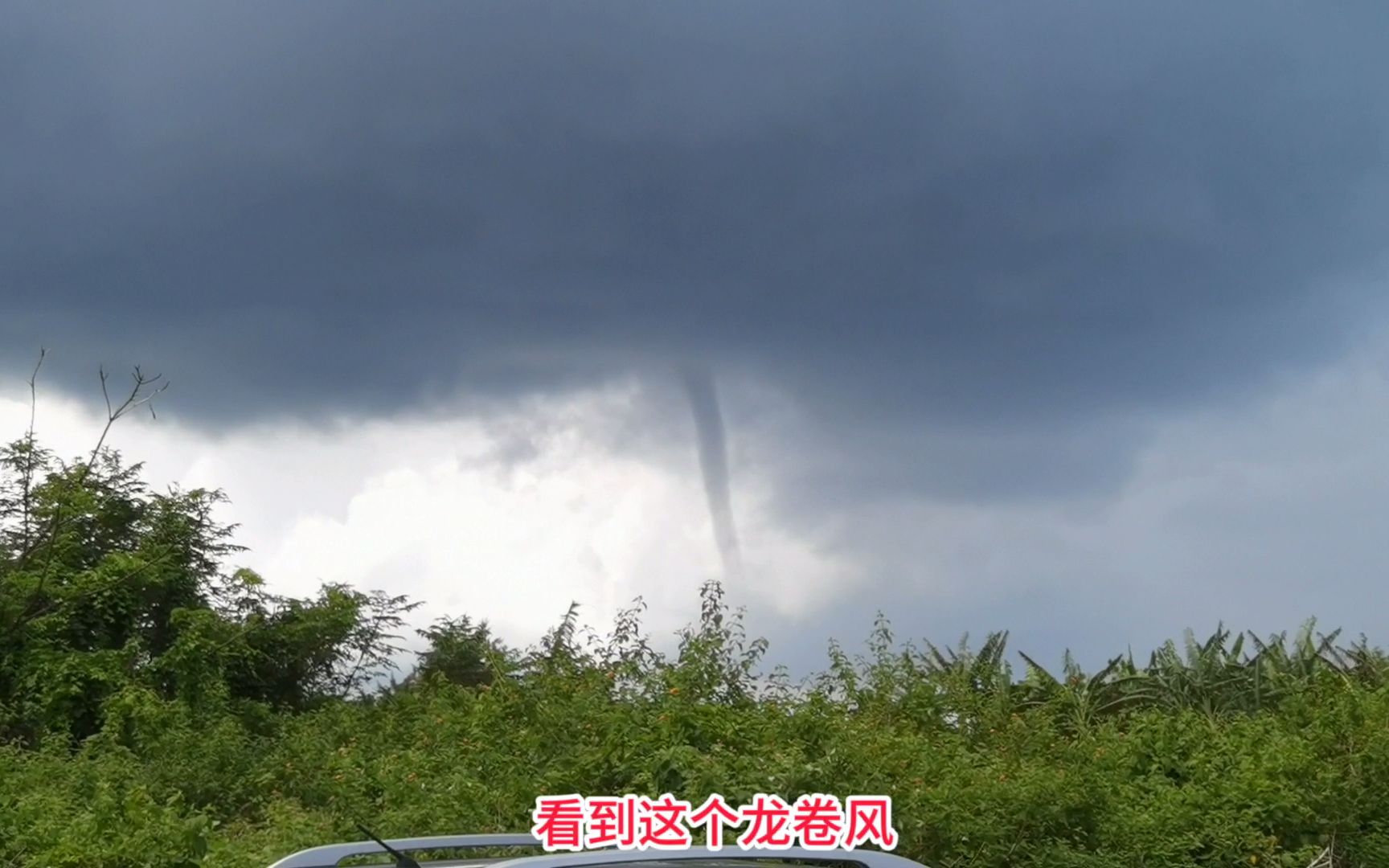 台风影响形成极强破坏力的龙卷风,渔船紧急火速上岸避风哔哩哔哩bilibili