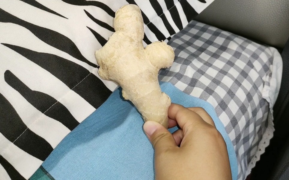 睡觉前在枕头边放一块生姜,作用真厉害,解决男人女人的大烦恼