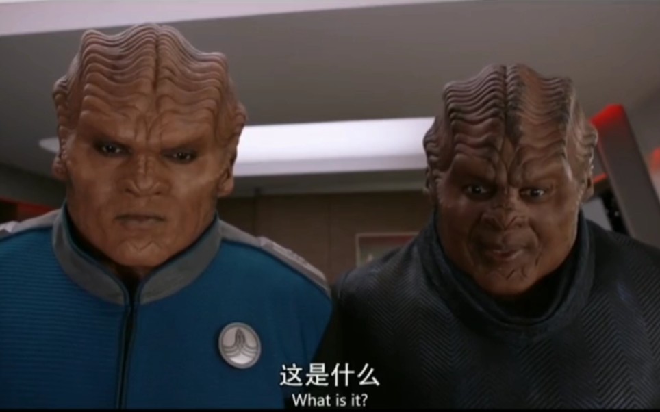 搞笑两个外星人抽烟上瘾了