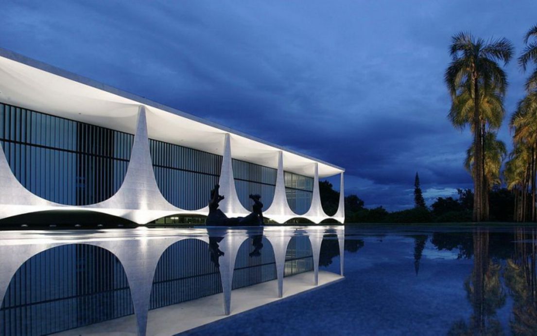 在池边遇见优雅的白衣舞者——巴西总统官邸palácioda alvorada by