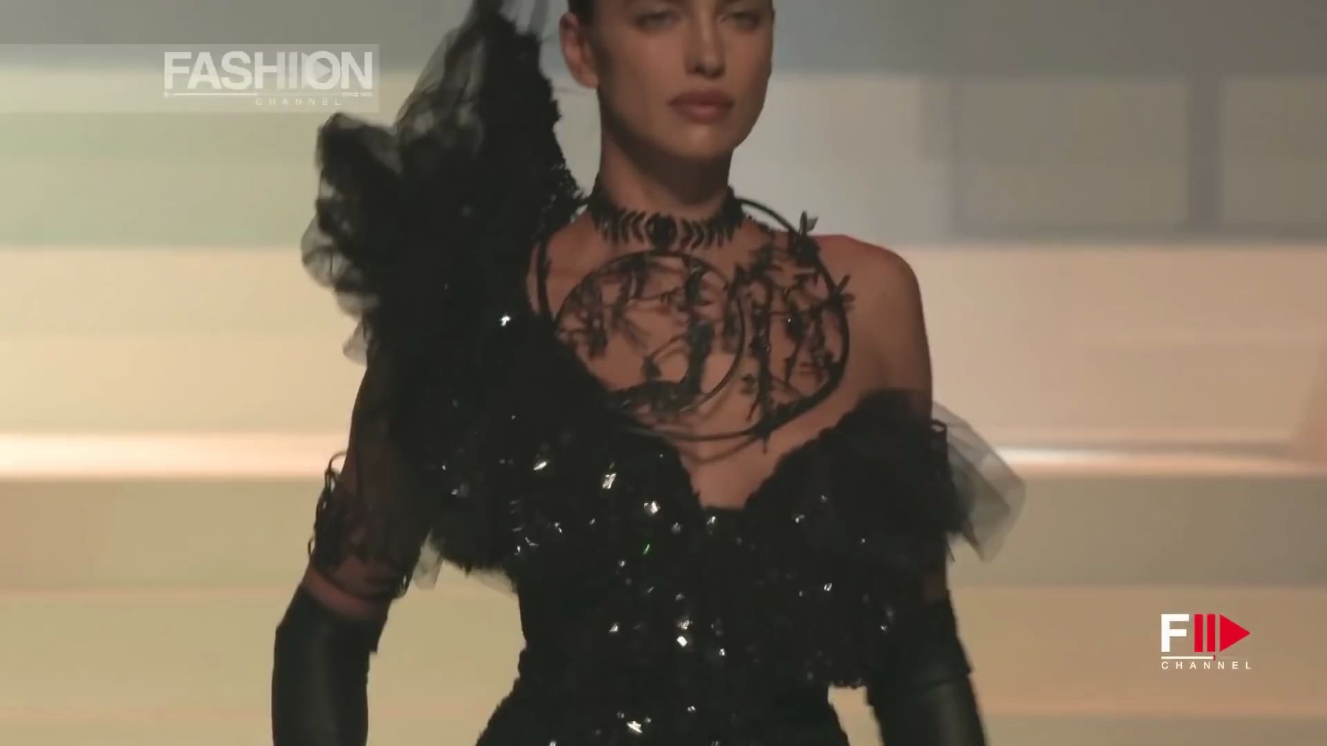 欧美时装秀IRINA SHAYK Model Fall 2020  Fashion Channel哔哩哔哩bilibili