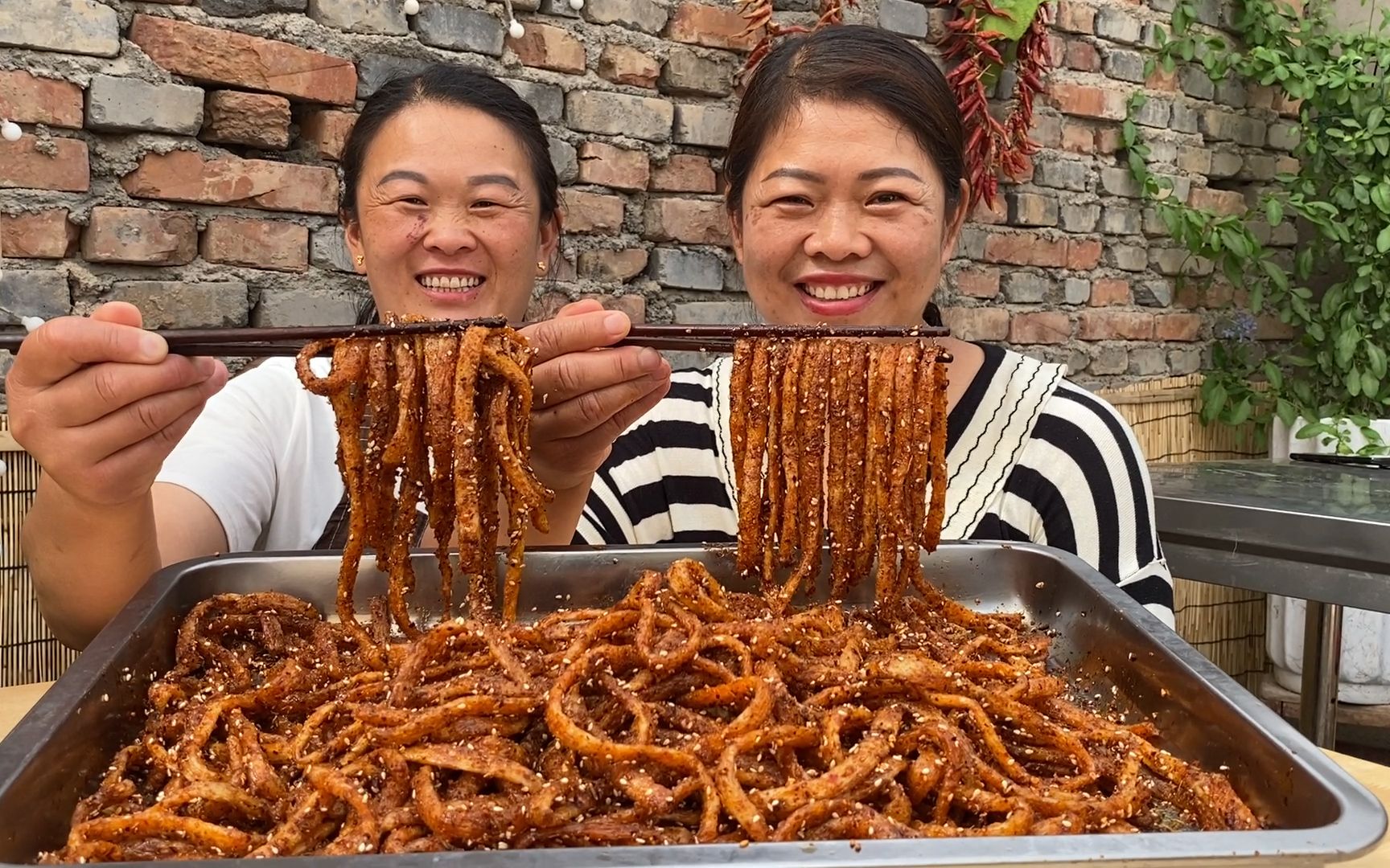 [图]想吃辣条不用买，姐俩教你在家自己做，甜辣开胃，越嚼越香