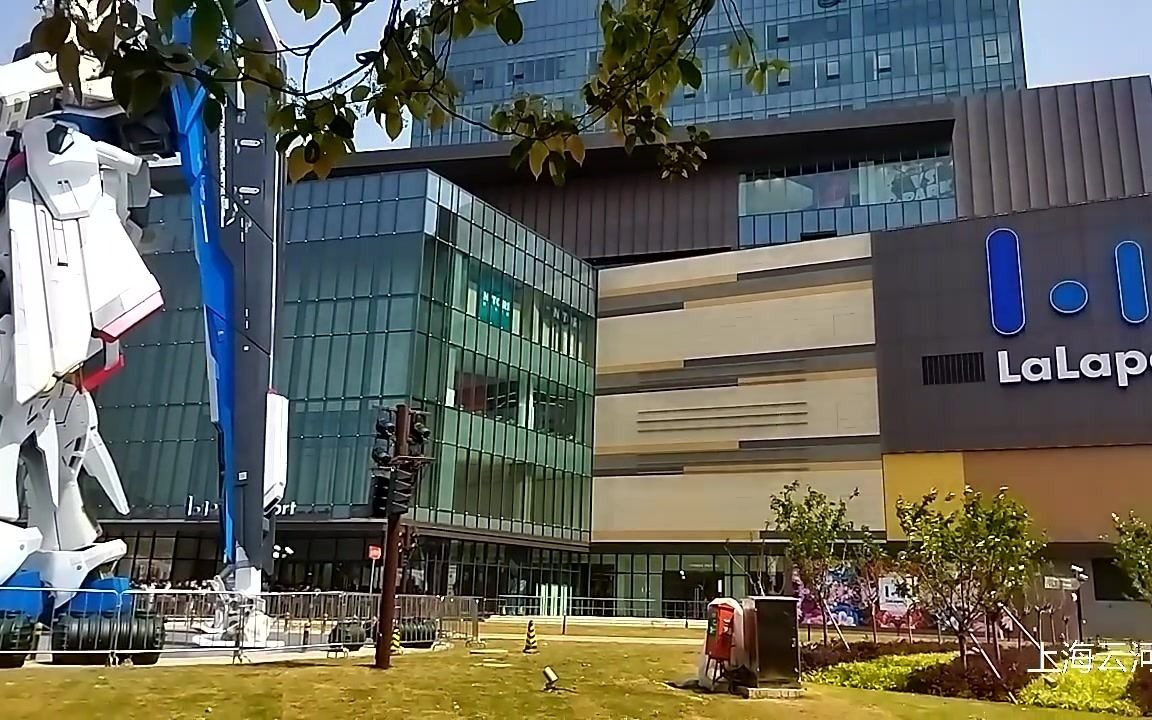 还没到"啦啦宝都"商场,远远就看到"高达"的后背了