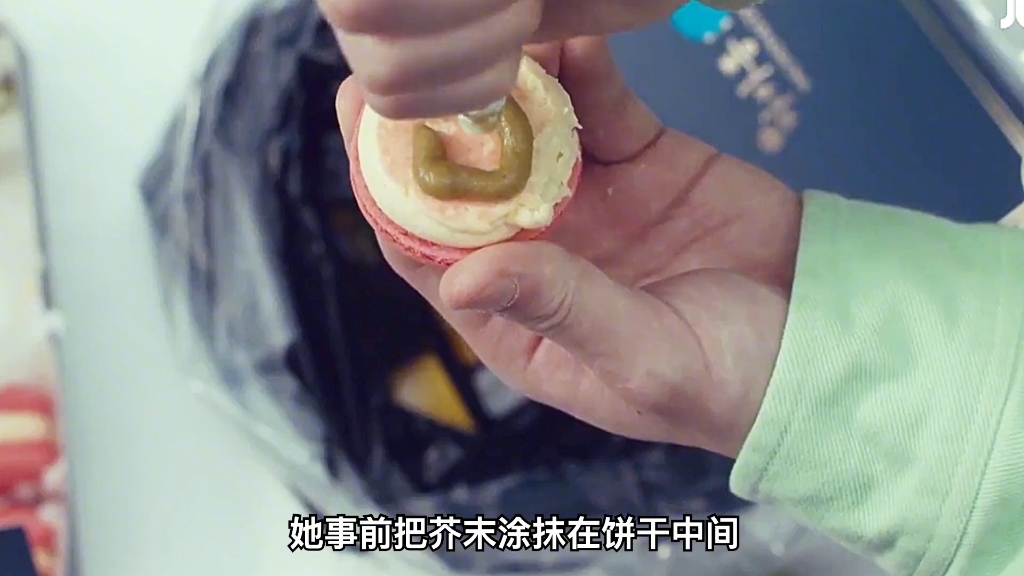 富家女准备一泻千里!被恶搞,吃芥末喝辣椒酱,掉进5米高深坑