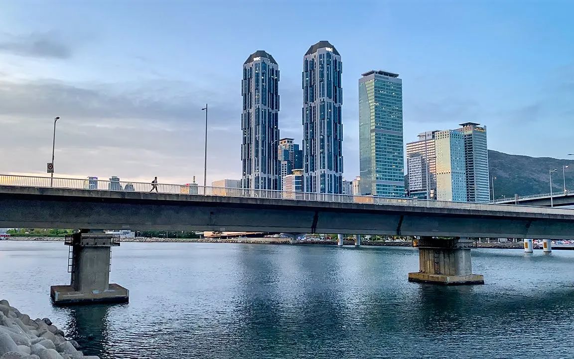 [4k] 微风傍晚在釜山市广安里海水浴场散步 韩国旅游
