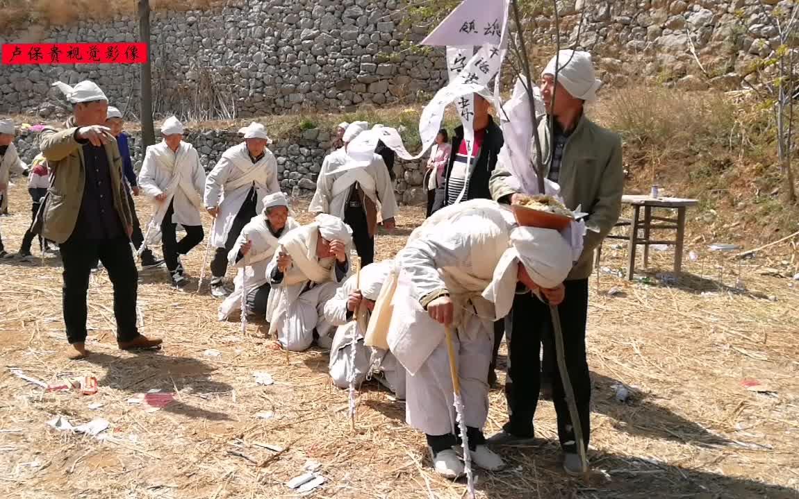 [图]大儿子头顶食盆痛哭，忽然一群孝子跪成一排相伴，壮观！