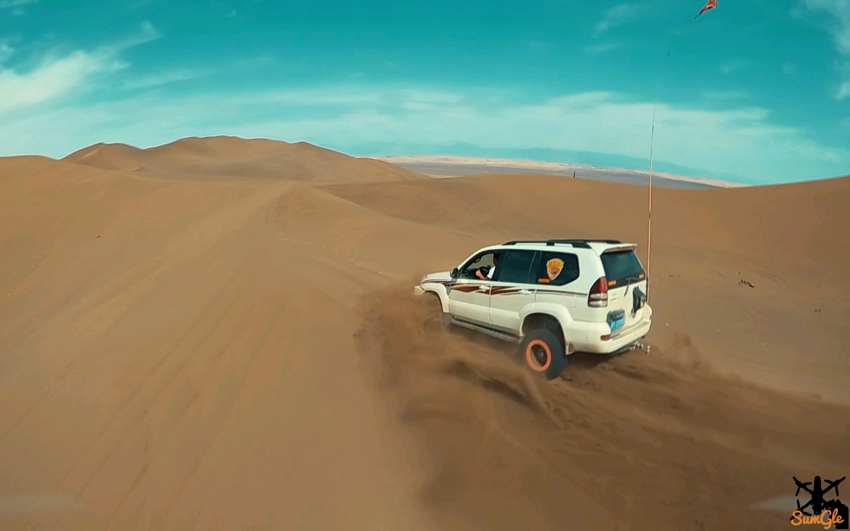 用穿越机在沙漠追拍越野车滚刀锋sumglefpv