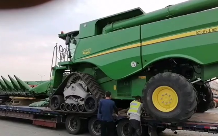 二手约翰迪尔s680收割机进口手续流程办妥感谢一线摄影人员业自动化