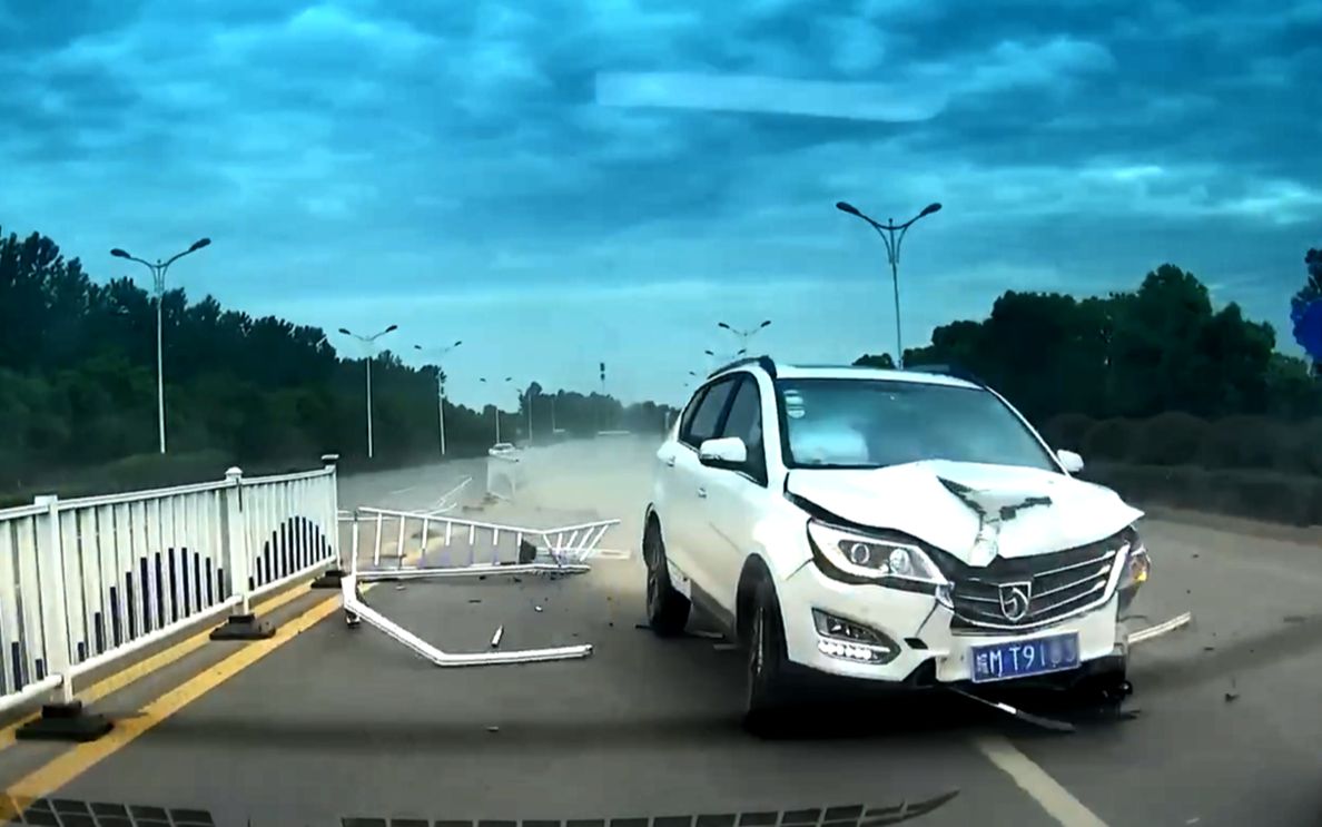 宝骏大哥开车走神冲破护栏让人防不胜防交通事故合集