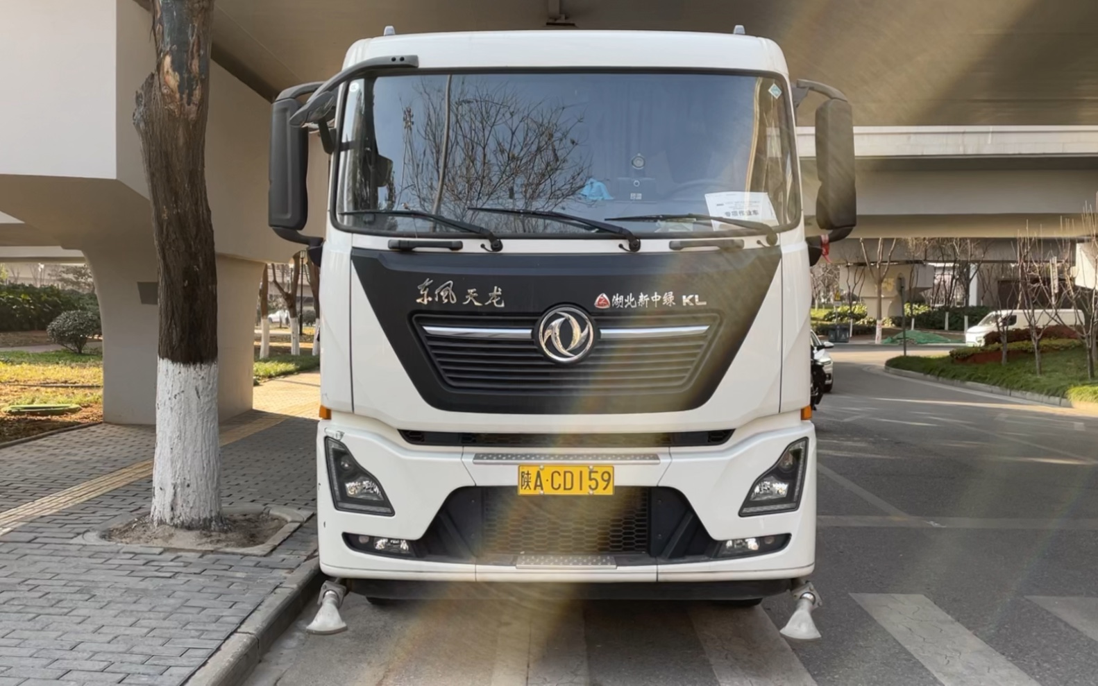 东风天龙kl国六290马力大型洒水车